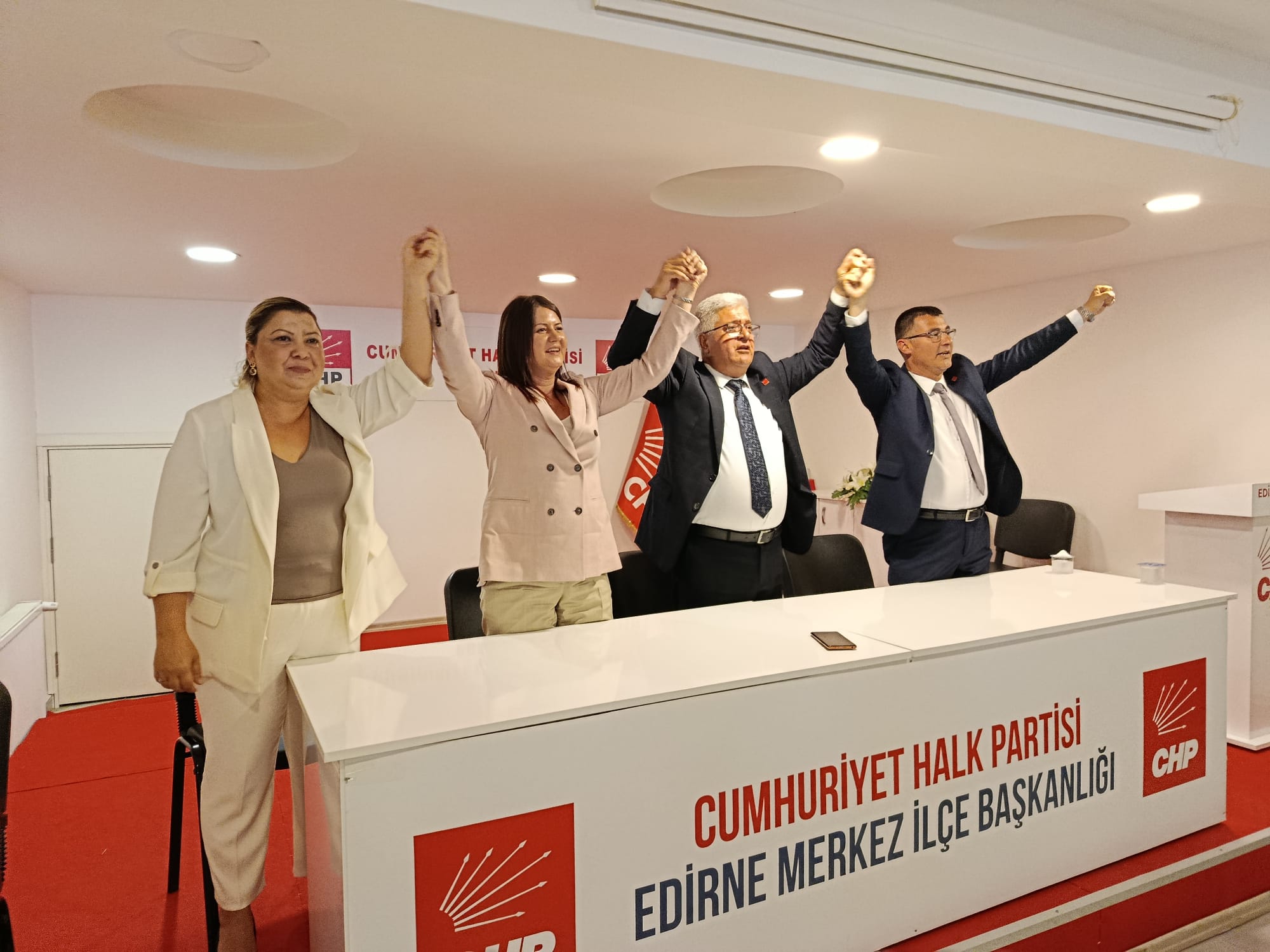 Cumhuriyet Halk Partisi (CHP) Edirne Merkez İlçe Başkanlığı'nda Kurban Bayramı dolayısıyla geleneksel bayramlaşma töreni düzenlendi.